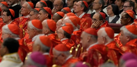 Los cardenales se congregan en la Capilla Paulina antes de encerrarse en la Capilla Sixtina . Foto La Hora: AP.