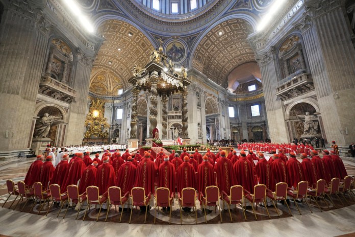 El que buscará al sucesor de Francisco comenzará en la tarde del próximo miércoles con el encierro en la Capilla Sixtina de un total de 133 cardenales electores. Foto La Hora: AP