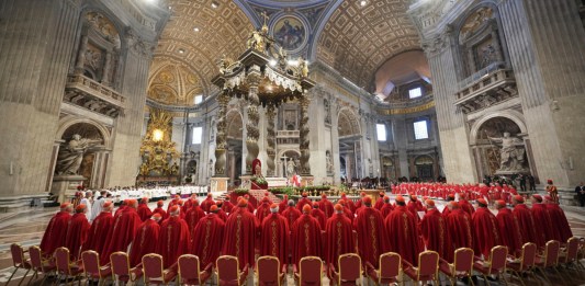 El que buscará al sucesor de Francisco comenzará en la tarde del próximo miércoles con el encierro en la Capilla Sixtina de un total de 133 cardenales electores. Foto La Hora: AP
