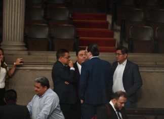 #LHActualiza: Mientras sesión plenaria inicia, manifestantes con rostros tapados se retiran