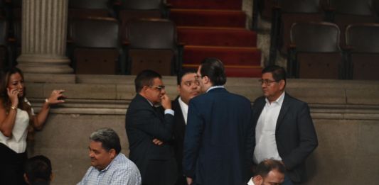 #LHActualiza: Mientras sesión plenaria inicia, manifestantes con rostros tapados se retiran