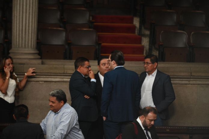 #LHActualiza: Mientras sesión plenaria inicia, manifestantes con rostros tapados se retiran