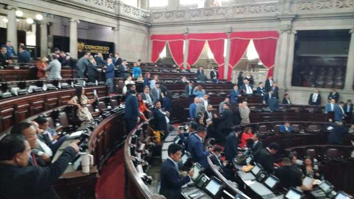 Diputados en el Congreso, a la espera de iniciar la sesión plenaria de este martes 6 de mayo. Foto La Hora: Joel Maldonado.