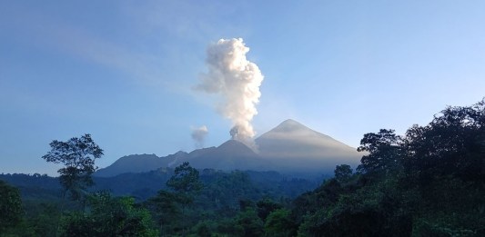 Volcán Santiaguito, en el departamento de Quetzaltenango. Foto: CONRED.