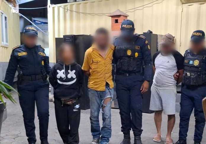 Cuatro B18 detenidos en el Bucaro Cuatro presuntos integrantes B-18 son capturados cuando escapaban tras un ataque armado