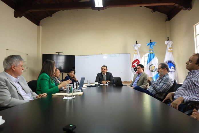DGT en diálogo con Fenatrexp, encabezado por el director General de Transportes, Mynor González