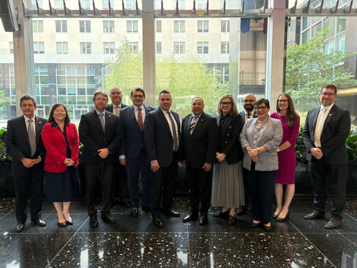 Delegación privada y estatal en visita oficial a Washington con motivos comerciales. Delegación privada y estatal en visita oficial a Washington con motivos comerciales.