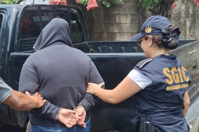 Ex gestora de negocios en entidad bancaria es capturada por presuntamente desviar más de Q480 mil de 270 cuentas.
