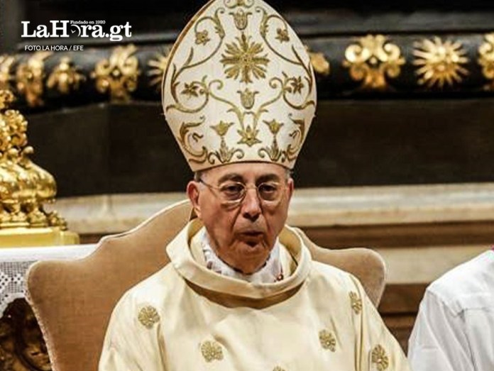 El cardenal protodiácono, el francés Dominique Mamberti, encargado de anunciar el 'Habemus papam'. Foto La Hora: EFE.