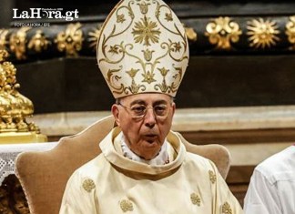 El cardenal protodiácono, el francés Dominique Mamberti, encargado de anunciar el 'Habemus papam'. Foto La Hora: EFE.