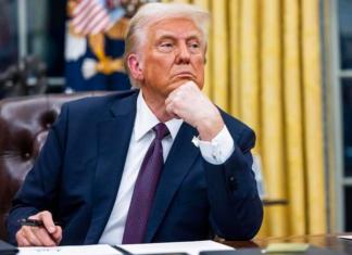 El presidente estadounidense, Donald Trump, dijo este lunes que está valorando la posibilidad de retirar otros 3.000 millones de dólares en subvenciones para Harvard. Foto La Hora: EFE.