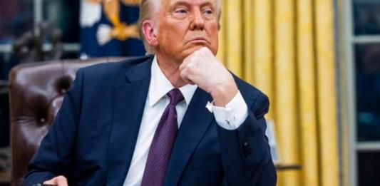 El presidente estadounidense, Donald Trump, dijo este lunes que está valorando la posibilidad de retirar otros 3.000 millones de dólares en subvenciones para Harvard. Foto La Hora: EFE.