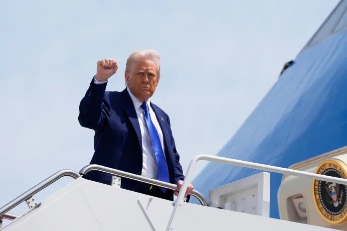 Donald Trump avión Qatar Donald Trump recibirá un avión de la familia real de Qatar