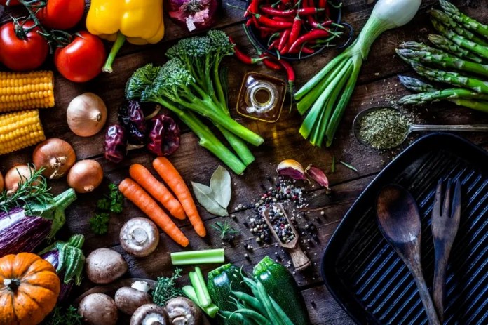 Agregue a sus comidas frutas y verduras, las cuales contienen vitaminas y minerales. Foto La Hora: Archivo. 