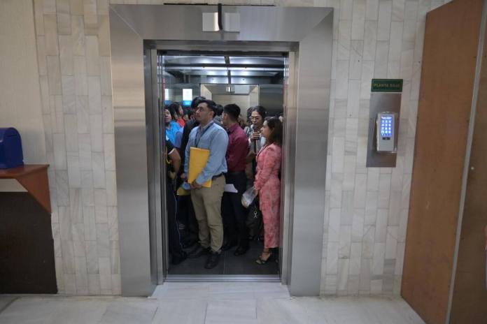 Elevadores OJ Después de seis años, dos elevadores nuevos comenzaron a funcionar en Torre de Tribunales. Foto La Hora: Fabricio Alonzo