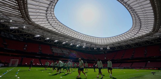 Los jugadores del Tottenham entrenan durante una sesión de entrenamiento antes del partido final de la Europa League contra el Manchester United en el estadio de San Mamés en Bilbao. Foto La Hora: AP.