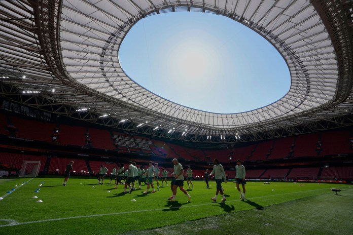 APTOPIX Spain Soccer Europa League Final Los jugadores del Tottenham entrenan durante una sesión de entrenamiento antes del partido final de la Europa League contra el Manchester United en el estadio de San Mamés en Bilbao. Foto La Hora: AP.