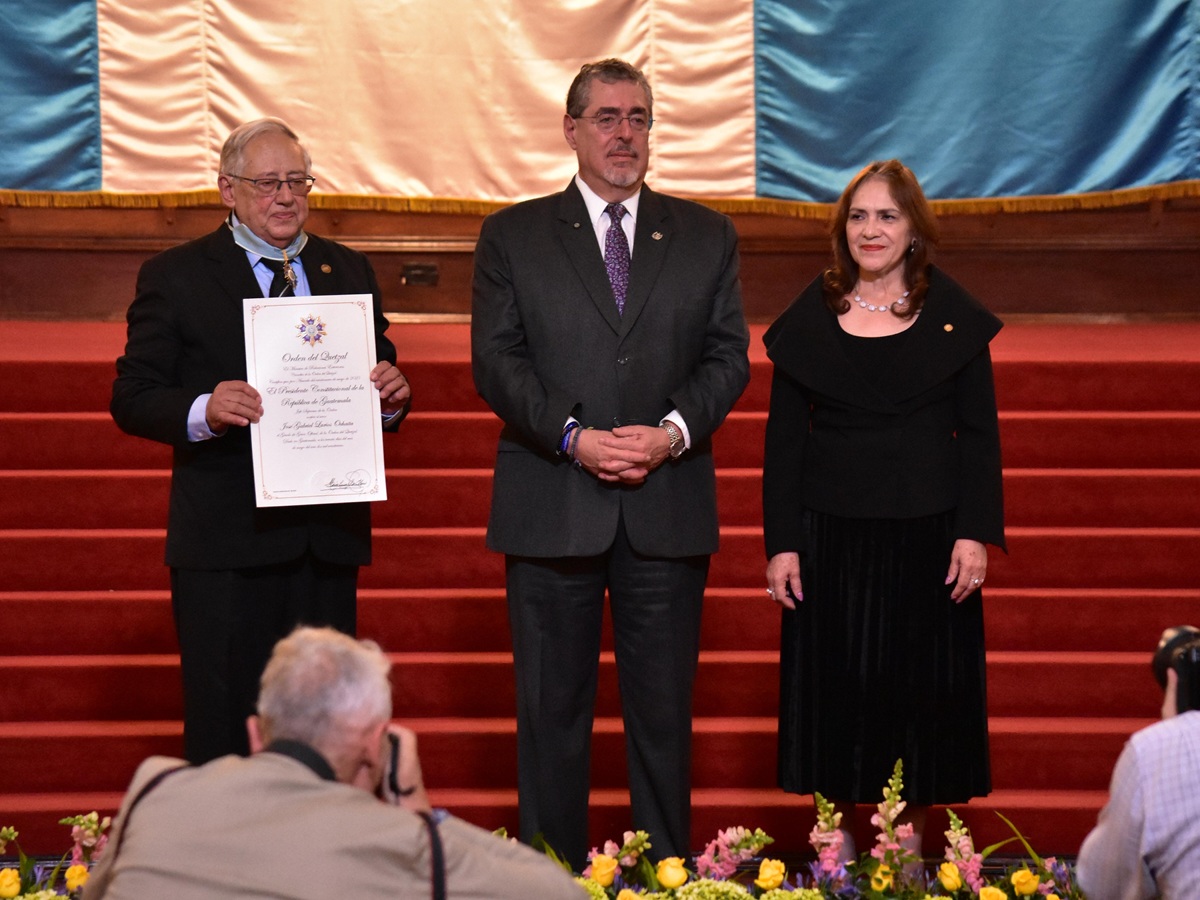 Gabriel Larios Ochaita, exmagistrado de la Corte de Constitucionalidad de 1993, condecorado con la Orden del Quetzal.