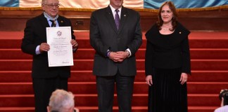 Gabriel Larios Ochaita, exmagistrado de la Corte de Constitucionalidad de 1993, condecorado con la Orden del Quetzal.