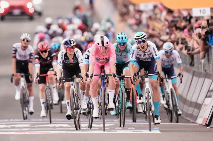 GIRO Este jueves se disputó la sexta etapa del Giro de Italia disputada entre Potenza y Nápoles, con un total de 227 kilómetros. Foot La Hora: AP.