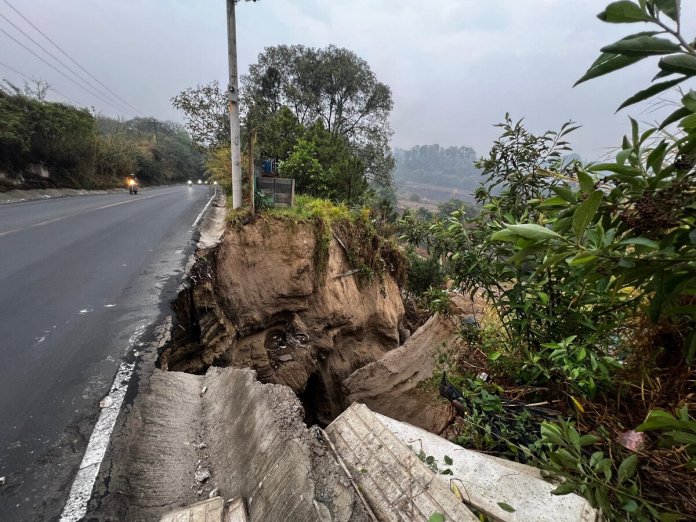 La Coordinadora Nacional para la Reducción de Desastres (Conred), ha reportado un socavamiento en la ruta hacia el bulevar El Frutal, por lo que mantiene un cierre vehicular.
