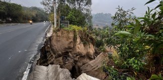 La Coordinadora Nacional para la Reducción de Desastres (Conred), ha reportado un socavamiento en la ruta hacia el bulevar El Frutal, por lo que mantiene un cierre vehicular.