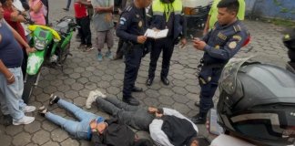 Dos presuntos asaltantes son consignados por agentes de la PNC tras robar un comercio en Coatepeque.