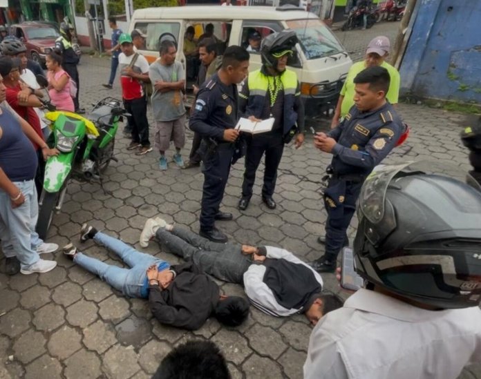 GqWBdnHXUAA4GXz (1) Dos presuntos asaltantes son consignados por agentes de la PNC tras robar un comercio en Coatepeque.
