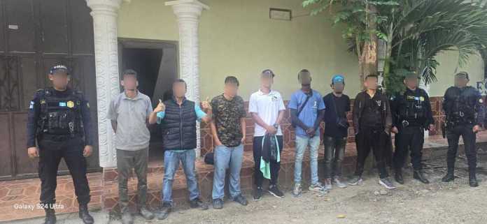 GqXGQabXQAAOUxe (1) (1) La Policía Nacional Civil (PNC), ha dado a conocer el traslado de 14 personas que se encontraban de manera ilegal en el país, mismos que se presume sean parte de diversos