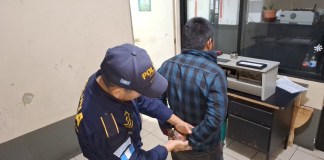 PNC captura a persona que presuntamente cobraba por inscribir a pobladores de Alta Verapaz en programas de a
