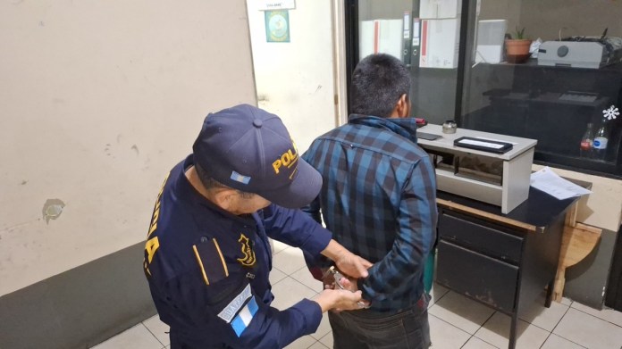 Gr0cZ2VWcAAgezv (1) PNC captura a persona que presuntamente cobraba por inscribir a pobladores de Alta Verapaz en programas de a