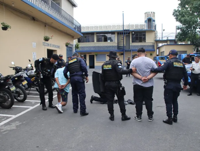 GrFxwDxXsAEH0Ft (1) Grupo de sicarios es interceptado por agentes de la PNC previo a realizar un ataque armado en zona 5
