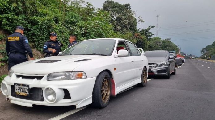 Autoridades del DT-PNC impusieron dos multas a pilotos que realizaron una carrera clandestina en la autopista Palín-Escuintla