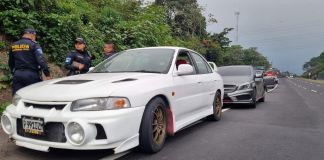 Autoridades del DT-PNC impusieron dos multas a pilotos que realizaron una carrera clandestina en la autopista Palín-Escuintla