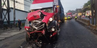 Colisión entre dos cabezales hace colapsar el tráfico en la ruta CA-9 hacia la ciudad capital desde horas de la madrugada.