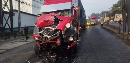 Colisión entre dos cabezales hace colapsar el tráfico en la ruta CA-9 hacia la ciudad capital desde horas de la madrugada.