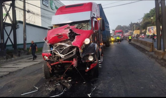 Grtk3spWAAAesCG (1) Colisión entre dos cabezales hace colapsar el tráfico en la ruta CA-9 hacia la ciudad capital desde horas de la madrugada.