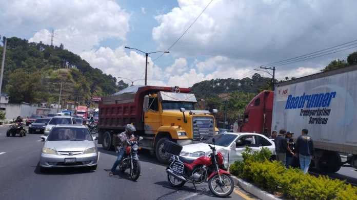 GrvwJjDWsAAZ_ZQ (1) Menor protagoniza múltiple colisión en ruta CA-9 asegura la PMT de Villa Nueva.