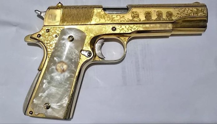Arma de fuego personalizada localizada en inmueble de alias el payo en Sinaloa. Foto La Hora: Gabinete de Seguridad de México