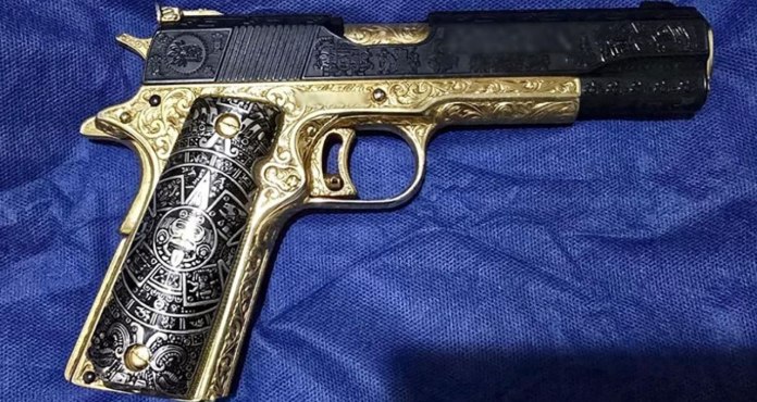 Arma de fuego personalizada localizada en inmueble de alias el payo en Sinaloa. Foto La Hora: Gabinete de Seguridad de México