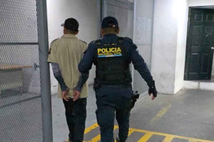 Luego de una disputa por un estacionamiento, agentes de la PNC capturaron a un presunto guardia de seguridad en San José Pinula.