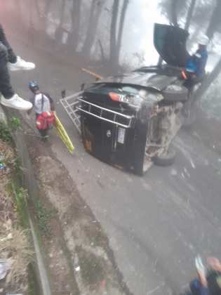 Microbús con 15 pasajeros Hondureños vuelca en Sacatepéquez
