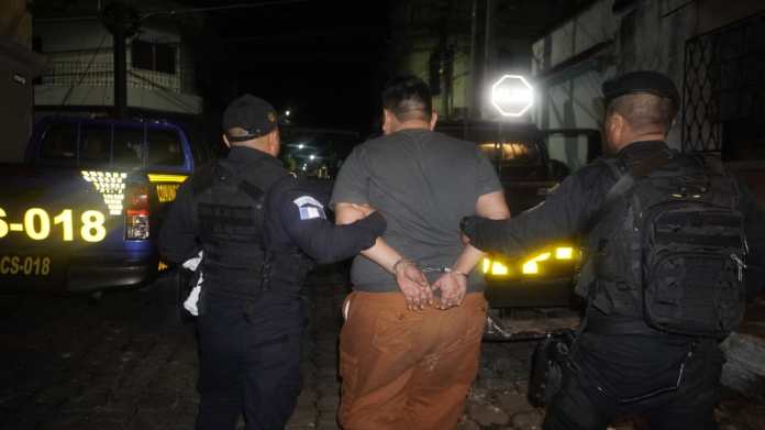 Hombre es detenido por trasladar en vehiculo más de 40 colmillos de cocaína. Foto: La Hora / PNC.