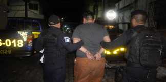 Capturan a hombre con más de 40 colmillos de cocaína durante operativo en Amatitlán Hombre es detenido por trasladar en vehiculo más de 40 colmillos de cocaína. Foto: La Hora / PNC.