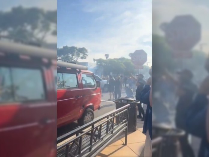La noche del viernes 30 de mayo, agentes del Servicio de Inmigración y Control de Aduanas de Estados Unidos (ICE) realizaron un operativo en un reconocido restaurante italiano de San Diego, Foto: Captura de Pantalla.