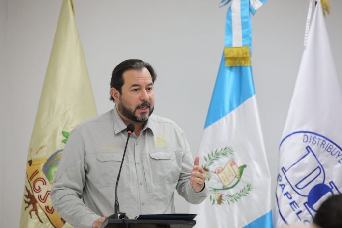 El presidente de Junta Directiva del IGSS, licenciado José Adolfo Flamenco Jau, durante su mensaje en la inauguración de la Clínica Empresarial en Papelco.