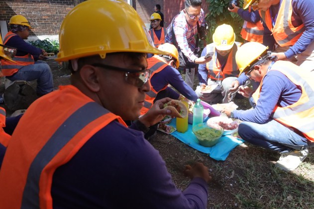 Merienda de la celebración del día del albañil. Foto La Hora: CIV