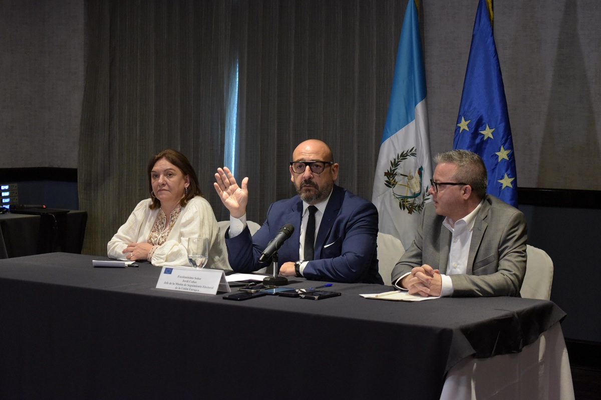 Idoia Aranceta, Jordi Cañas, y Alexander Gray, de la Misión de Seguimiento Electoral de la Unión Europea.