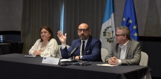 Idoia Aranceta, Jordi Cañas, y Alexander Gray, de la Misión de Seguimiento Electoral de la Unión Europea.