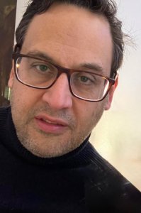 José Luis Samayoa Balcárcel Ingeniero Industrial, Editor, Escritor y Fotógrafo Publicitario guatemalteco. Por más de 30 años marcó tendencia en la fotografía comercial del país, logrando imágenes de alta calidad en campañas publicitarias, editoriales y gastronómicas, de varias marcas nacionales e internacionales.